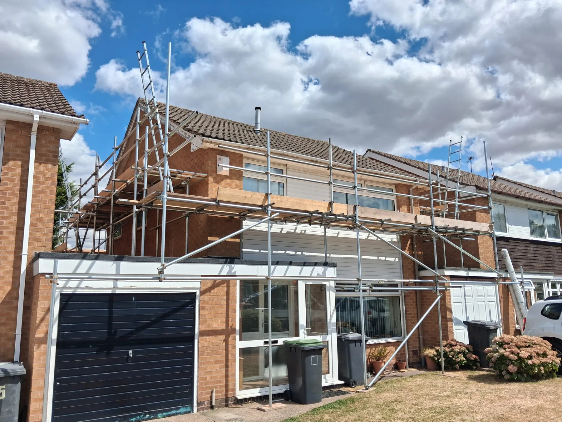 JC Scaffolding access scaffold installed around a residential roofline
